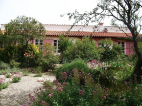Villa familale avec piscine et jardin boisé